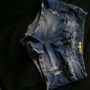 Distressed short shorts